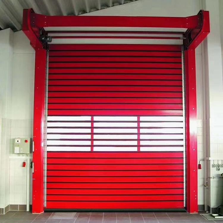 人們在購快速卷簾門的時候，往往先會選擇生產廠家的，這是因為在他們的意識里，如果是專業(yè)的廠家，其產品一般也是高質量的，而且價格上會優(yōu)惠很多。那么在選擇快速卷簾門供應商時有哪些需要注意的事項呢？感興趣的話就趕緊來看看吧。  對于客戶來說的話在選擇快速卷簾門的時候都會多方面的去對比的，看看那種方式才會更好一些的。雖然說現在市面上這方面的公司還是表多的。但是在挑選的時候肯定是要掌握方法的。不然也還是很糾結的。首先，作為消費人員，我們要看公司的資質和它的年限，當你在選擇骨快速卷簾門供應商的時候，他們的資質是生產經營